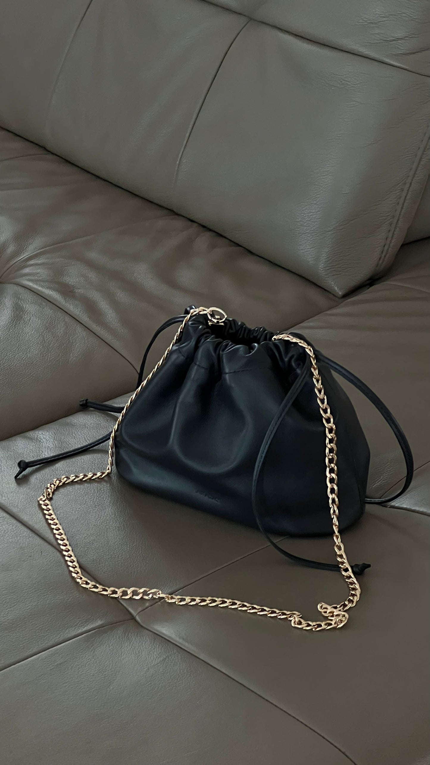 NOCTURNE MINI – CHARCOAL GREY LAMBSKIN HANDBAG WITH GOLD CHAIN