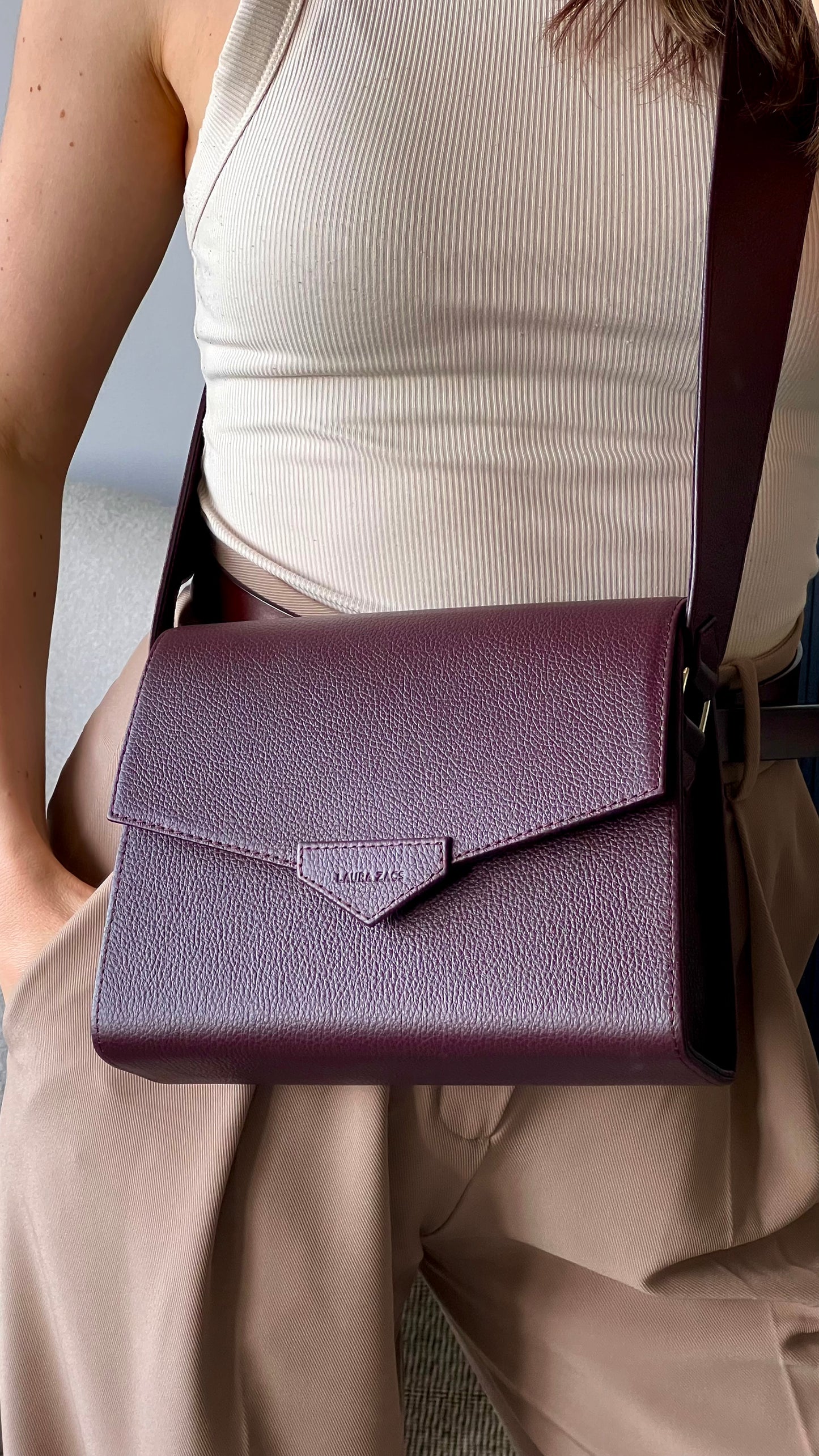 CROSS BODY BAG IN BURGUNDY TEXTURED LEATHER