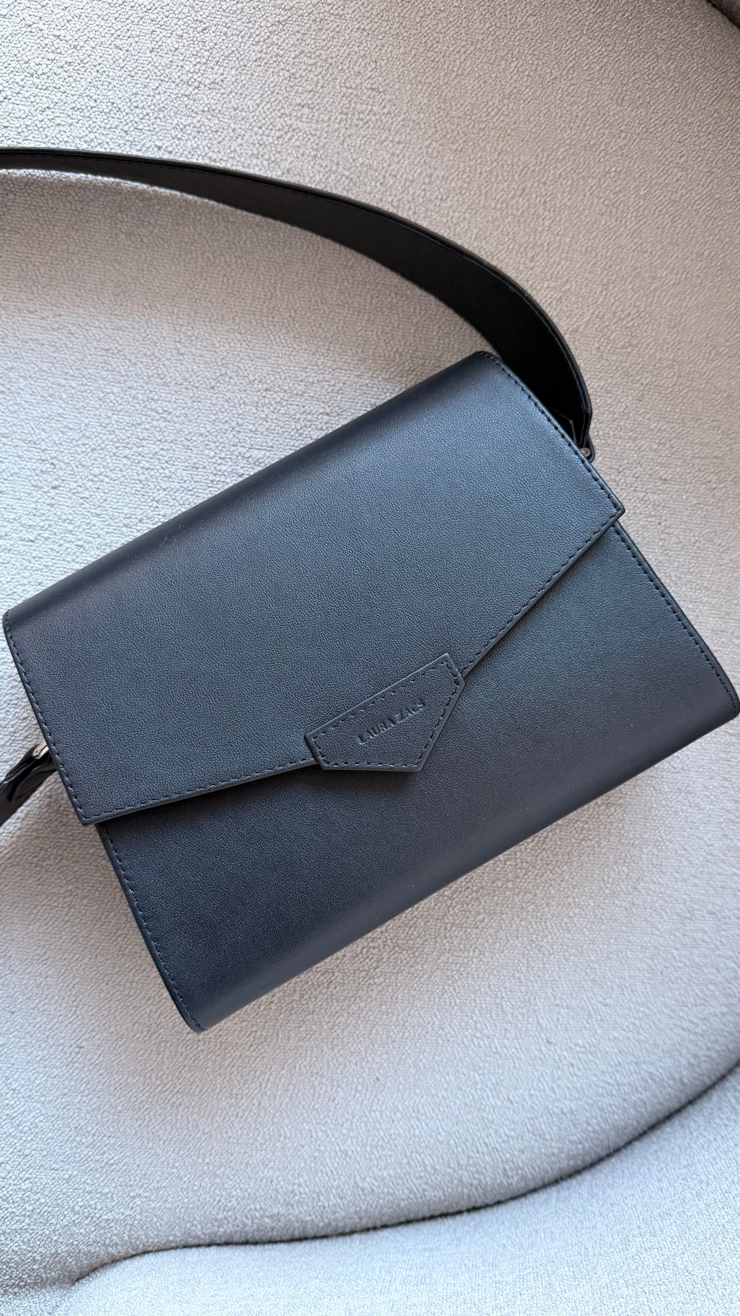 CROSS BODY BAG IN BLACK FINE GRAINED LEATHER