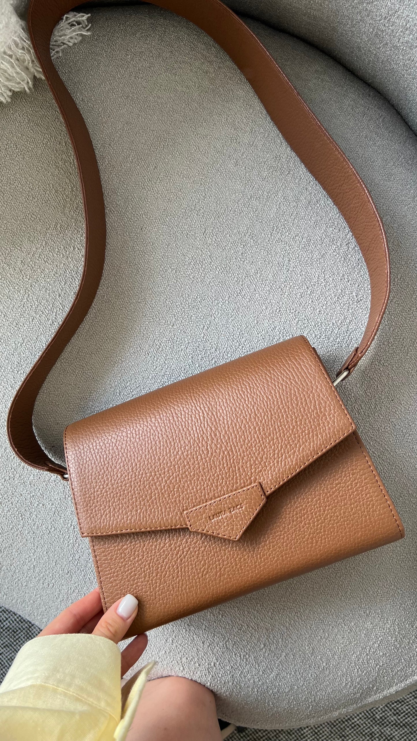 CROSS BODY BAG IN CARAMEL BROWN LEATHER