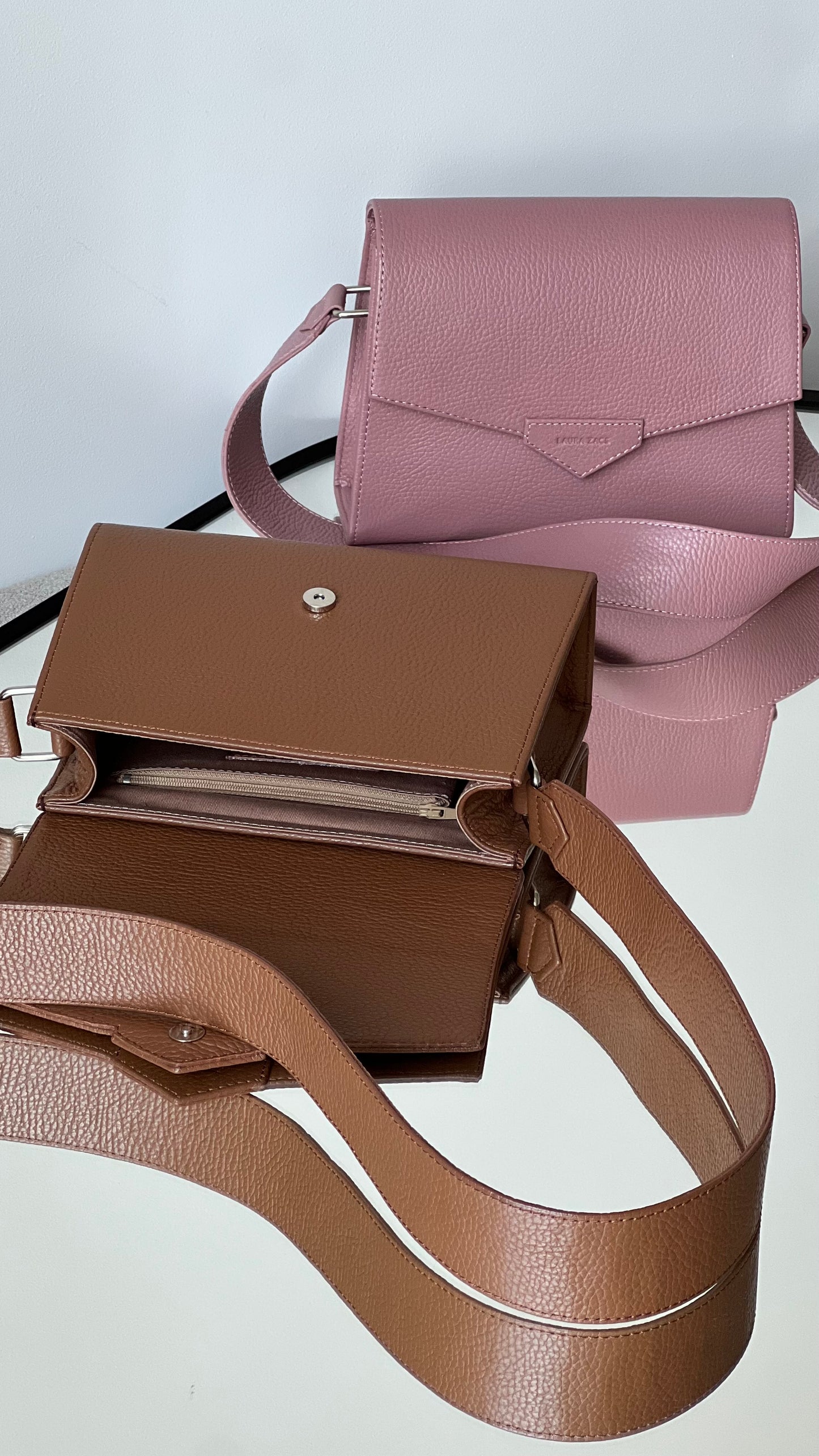 CROSS BODY BAG IN CARAMEL BROWN LEATHER