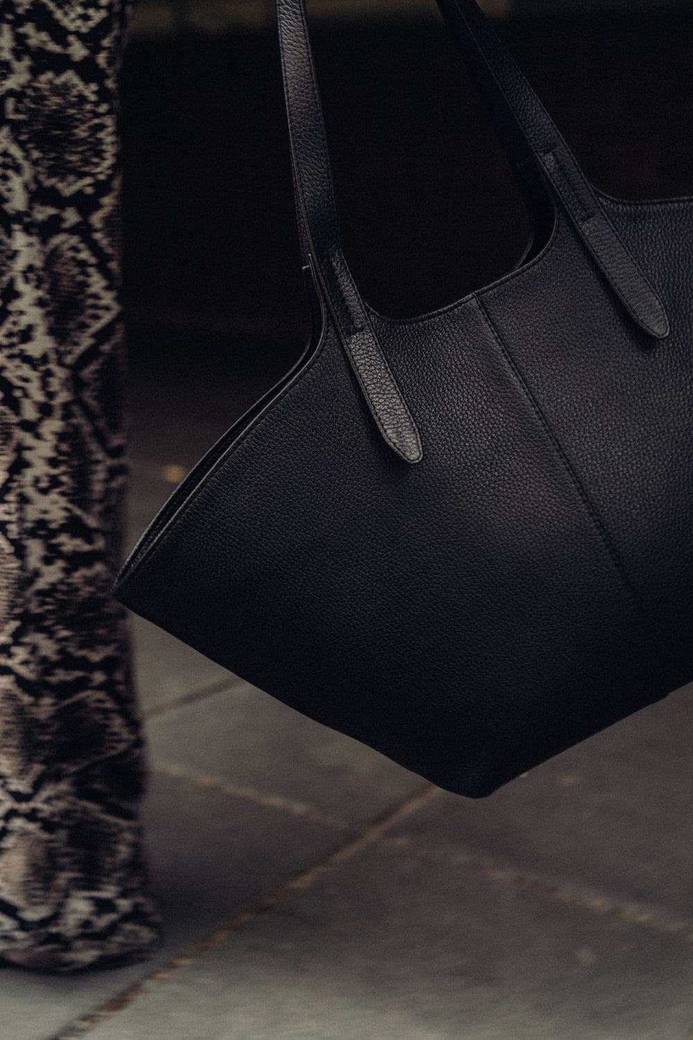 GRAINED LEATHER TOTE BAG