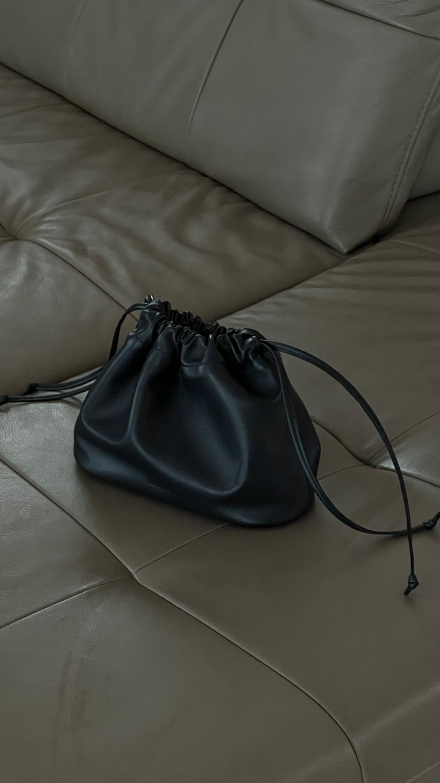 NOCTURNE MINI – CHARCOAL GREY LAMBSKIN HANDBAG WITH GOLD CHAIN