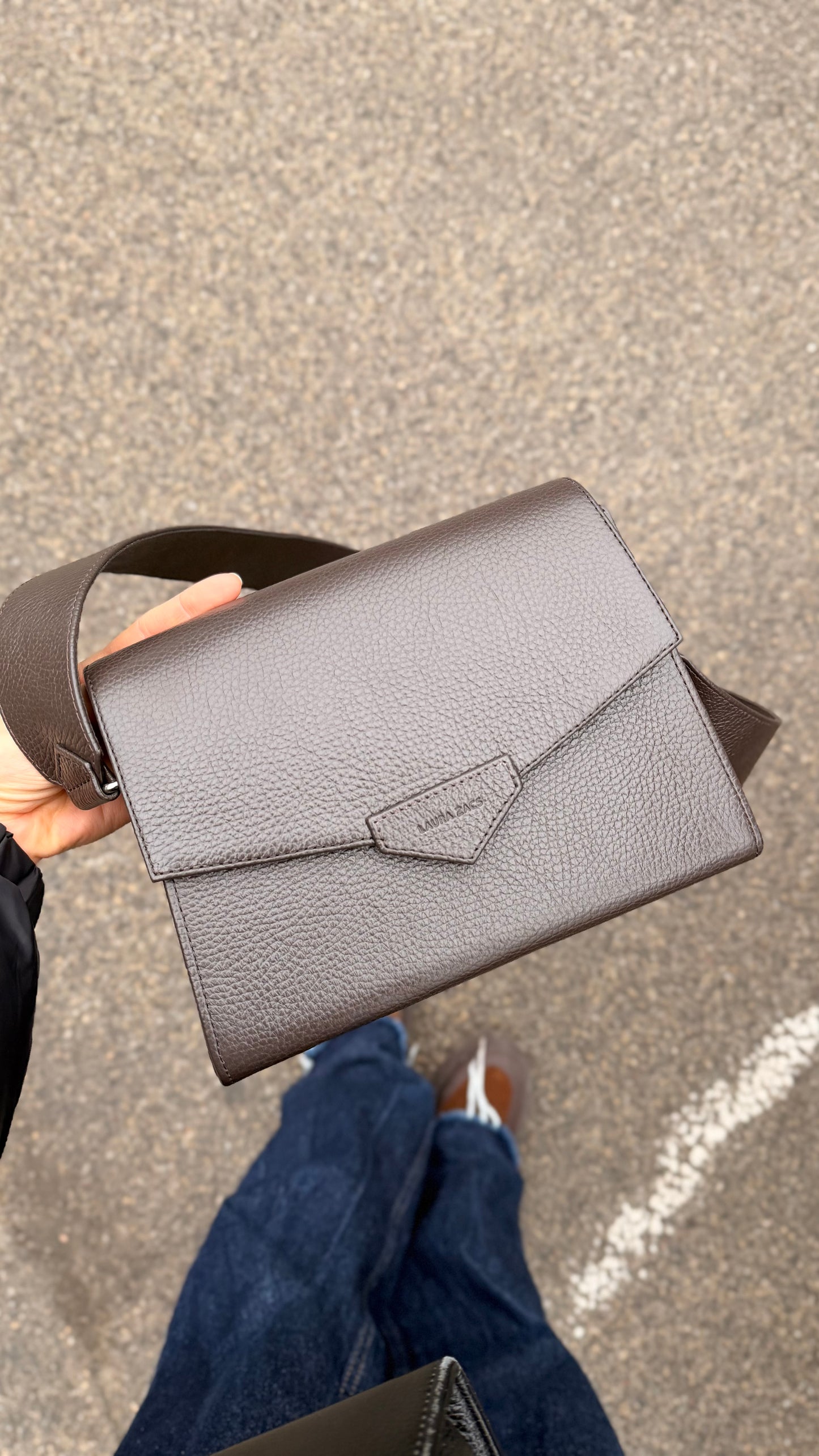 CROSS BODY BAG IN CHOCOLATE BROWN LEATHER