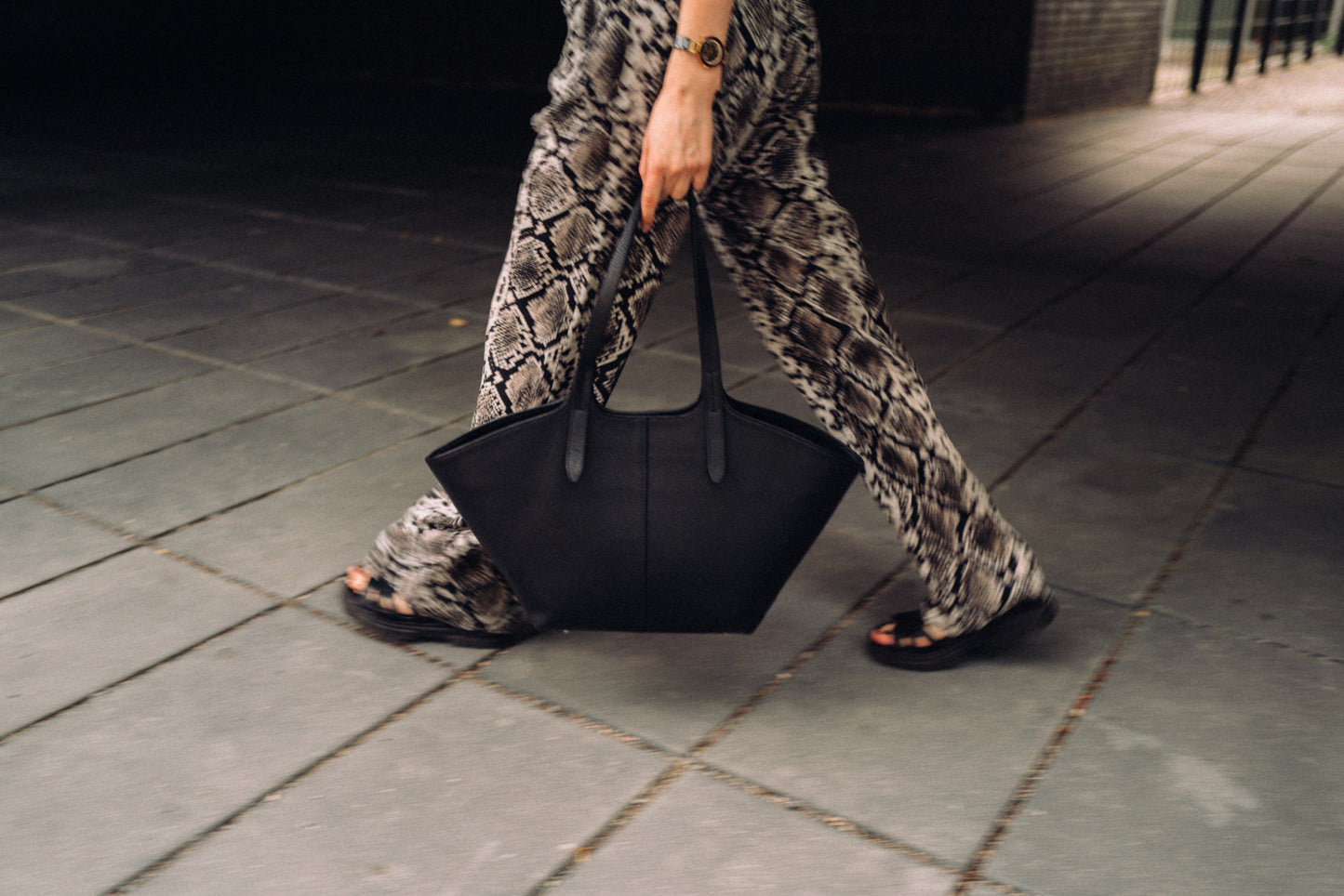 GRAINED LEATHER TOTE BAG