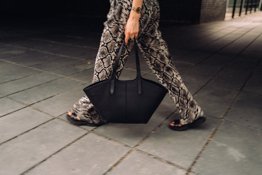 GRAINED LEATHER TOTE BAG