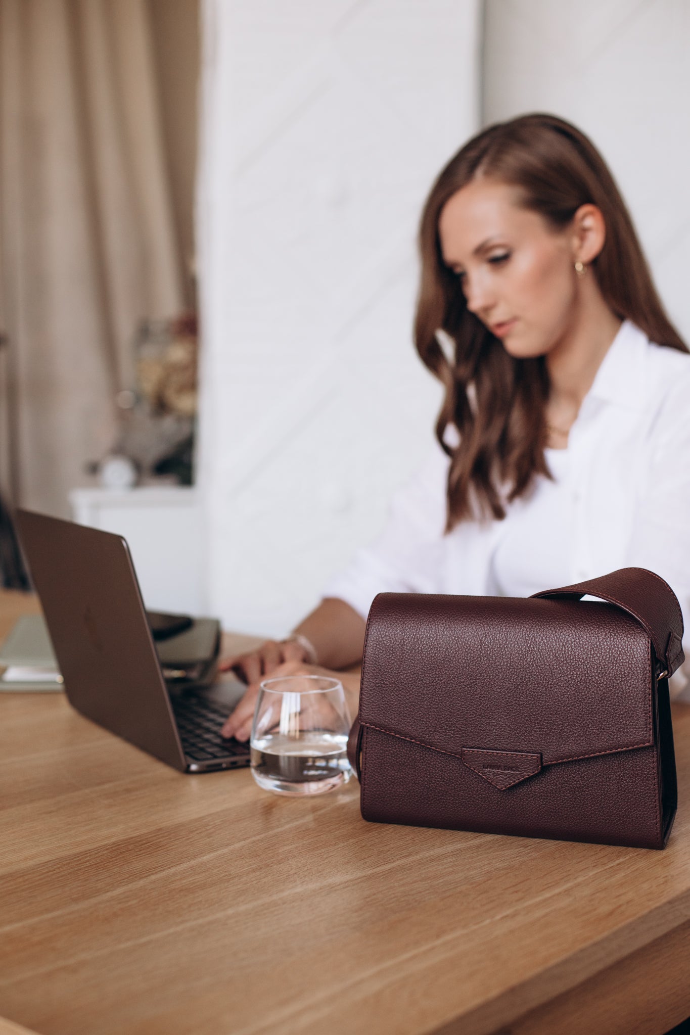 CROSS BODY BAG IN BURGUNDY TEXTURED LEATHER