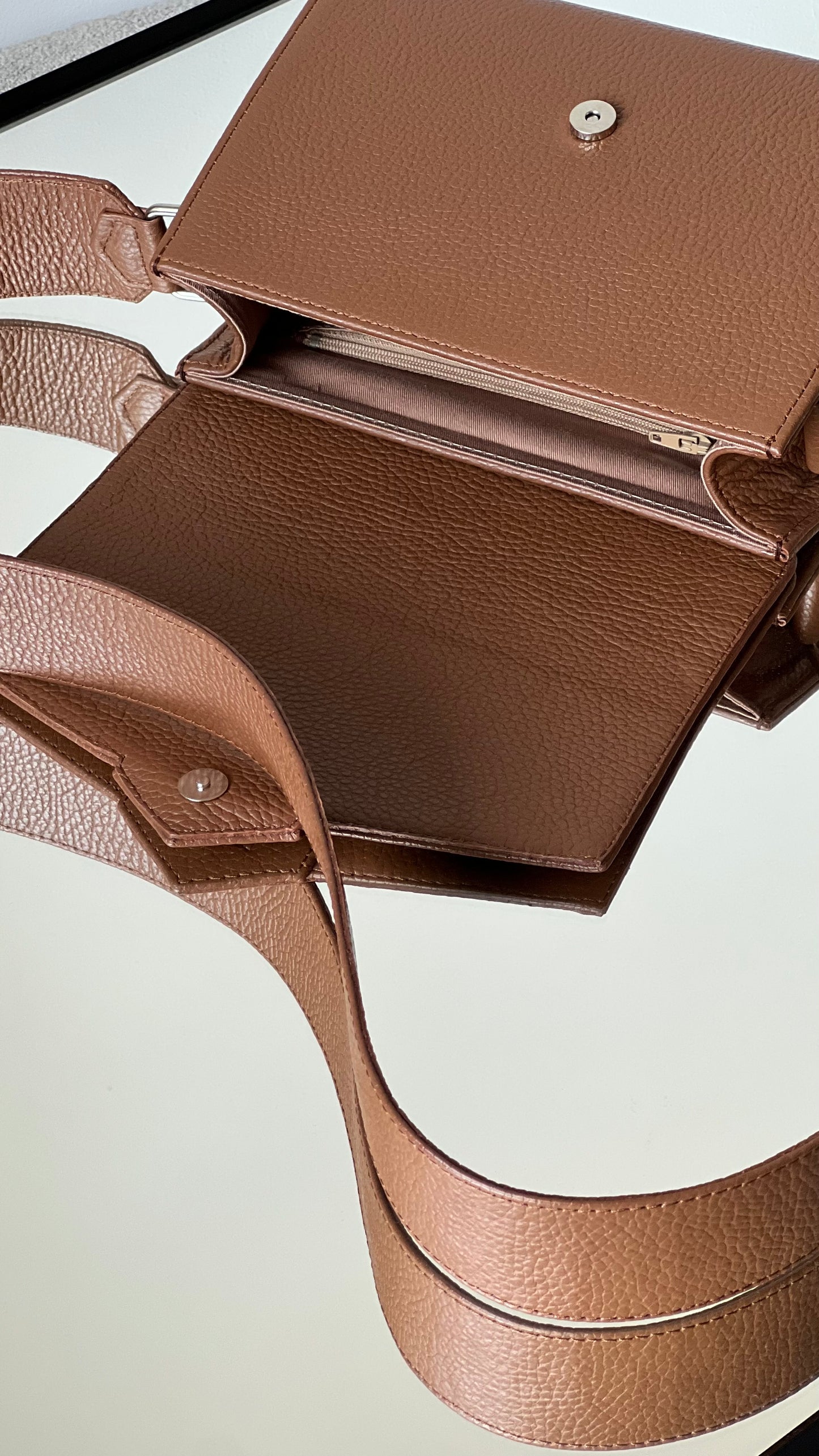 CROSS BODY BAG IN CARAMEL BROWN LEATHER