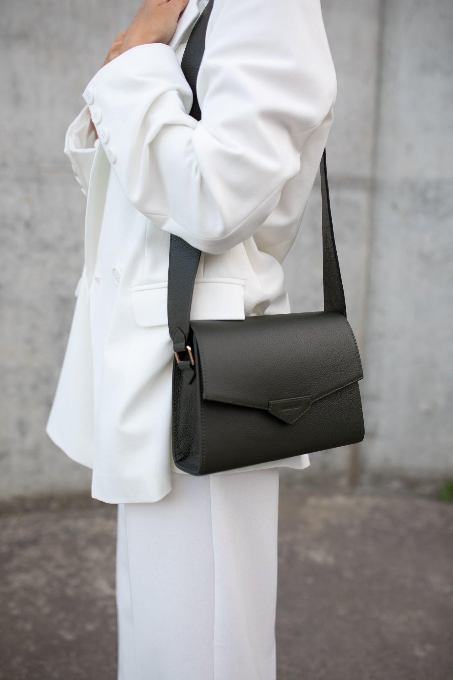 CROSS BODY BAG IN POISONOUS GREEN LEATHER