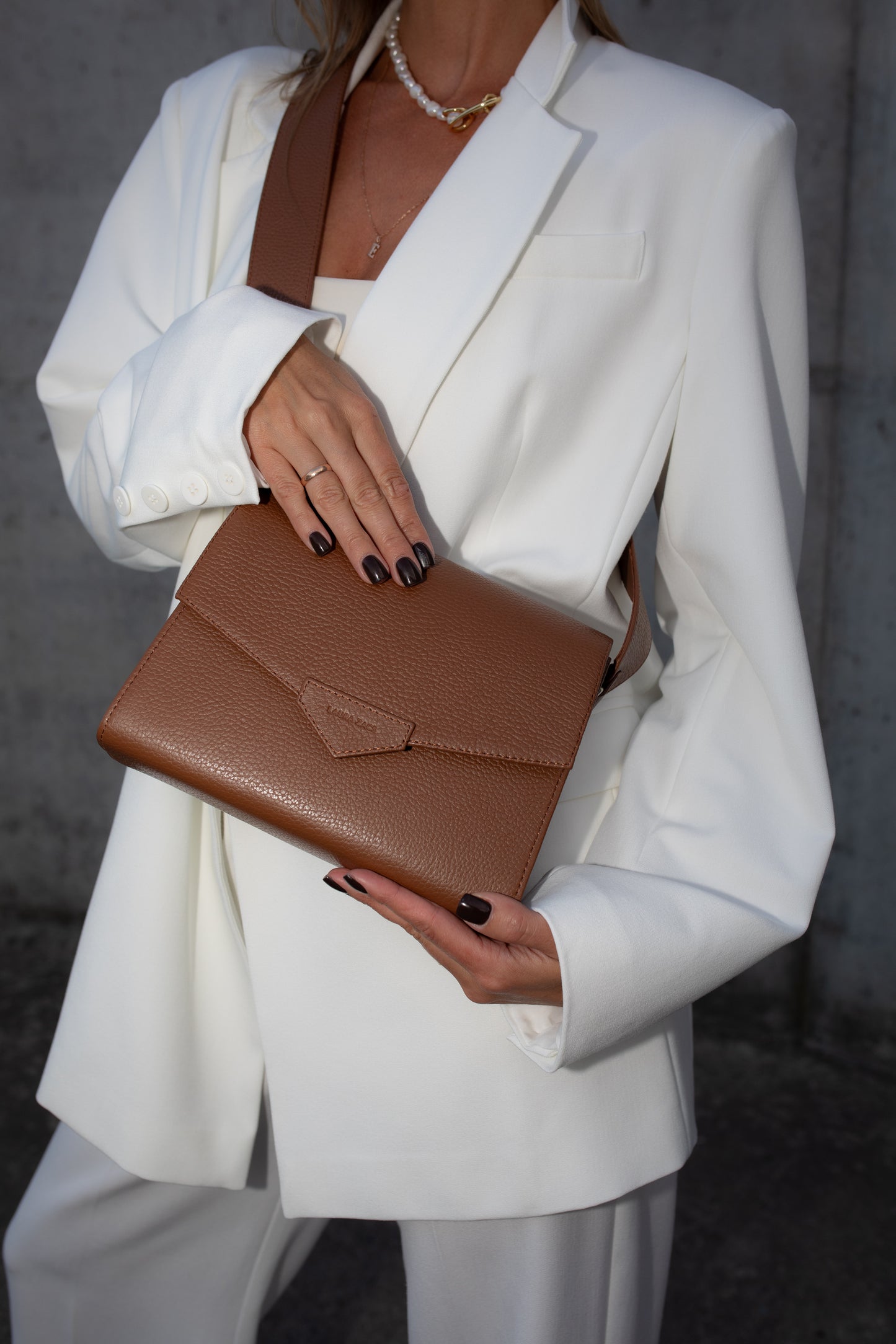 CROSS BODY BAG IN CARAMEL BROWN LEATHER