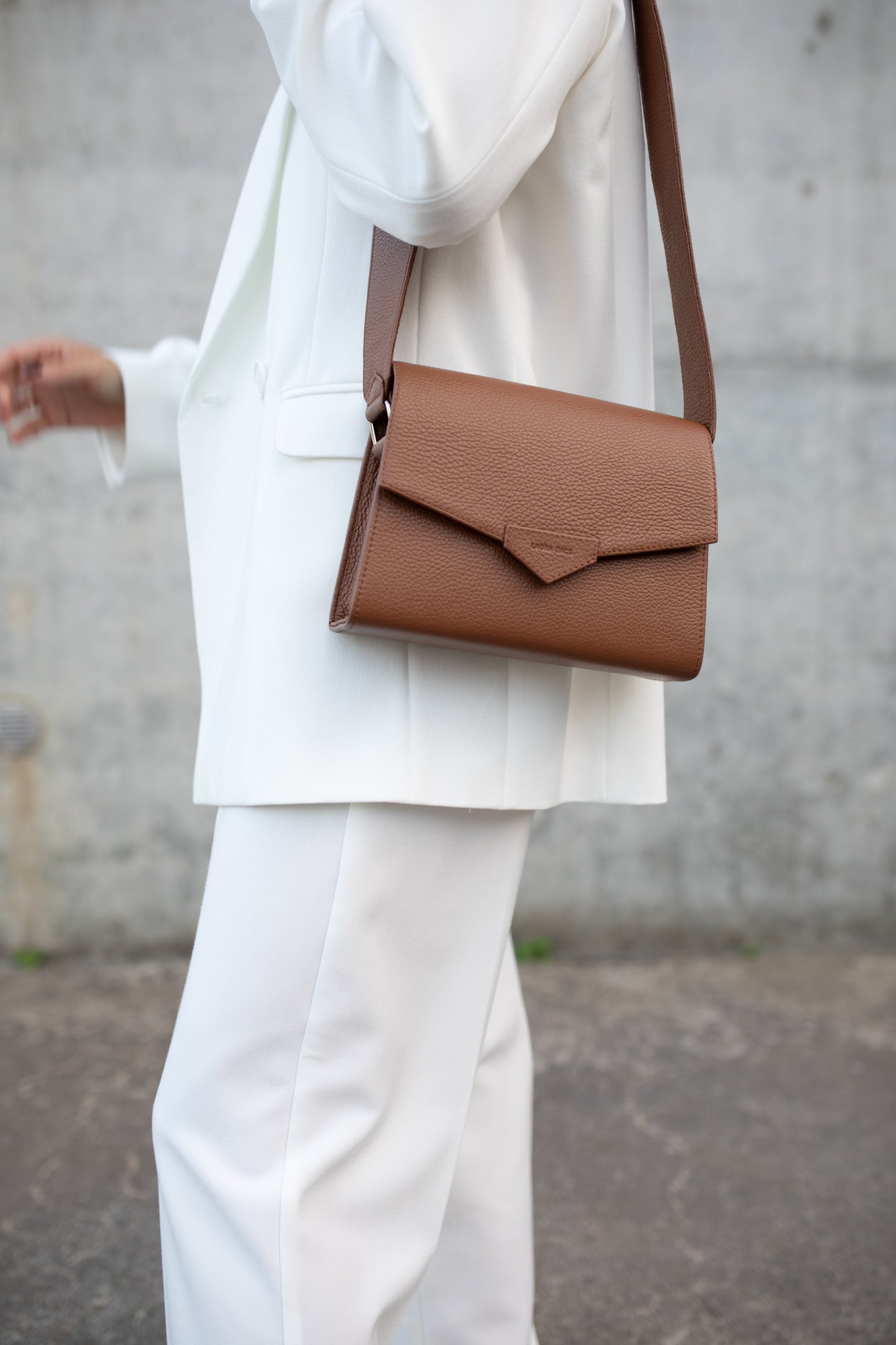 CROSS BODY BAG IN CARAMEL BROWN LEATHER