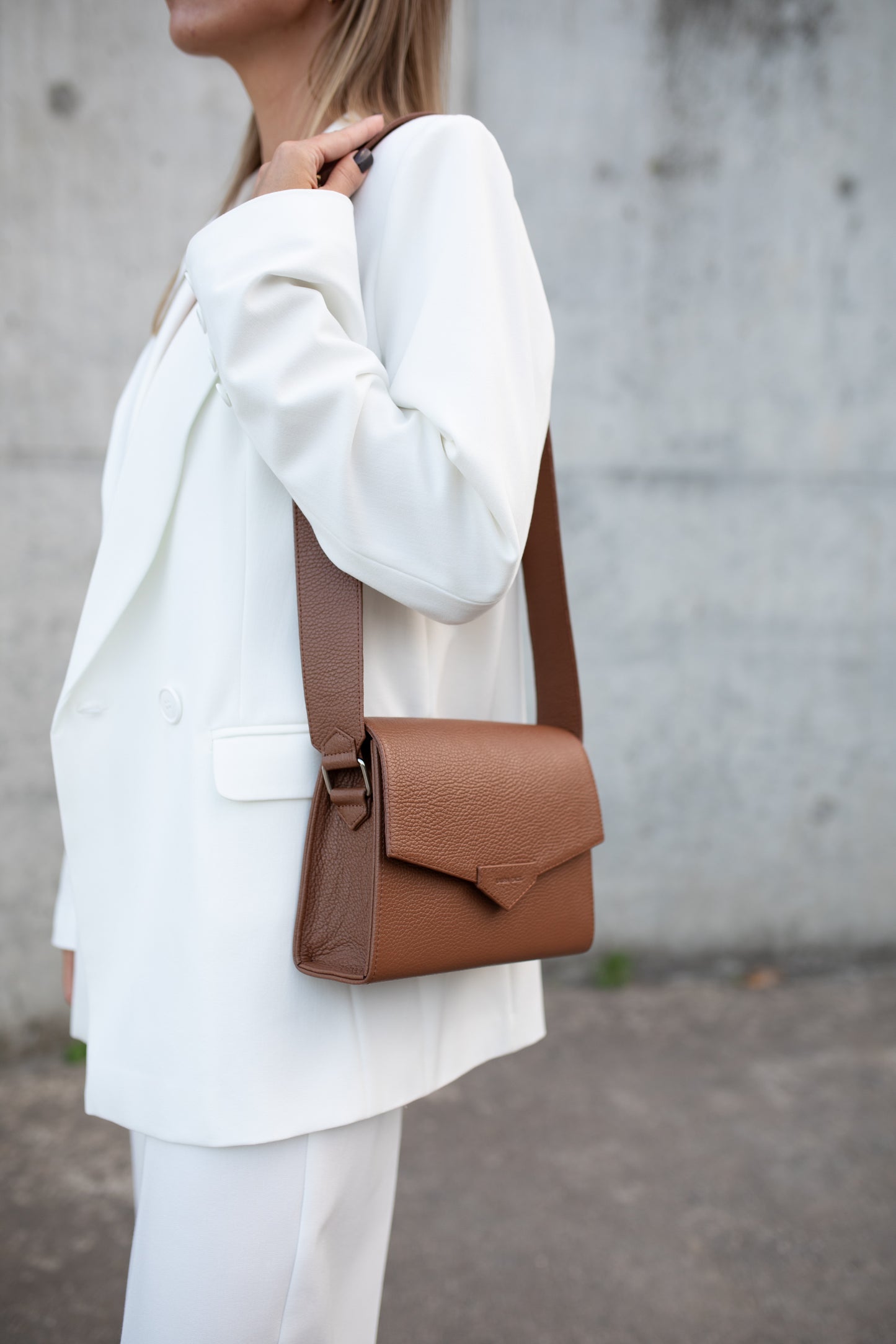 CROSS BODY BAG IN CARAMEL BROWN LEATHER