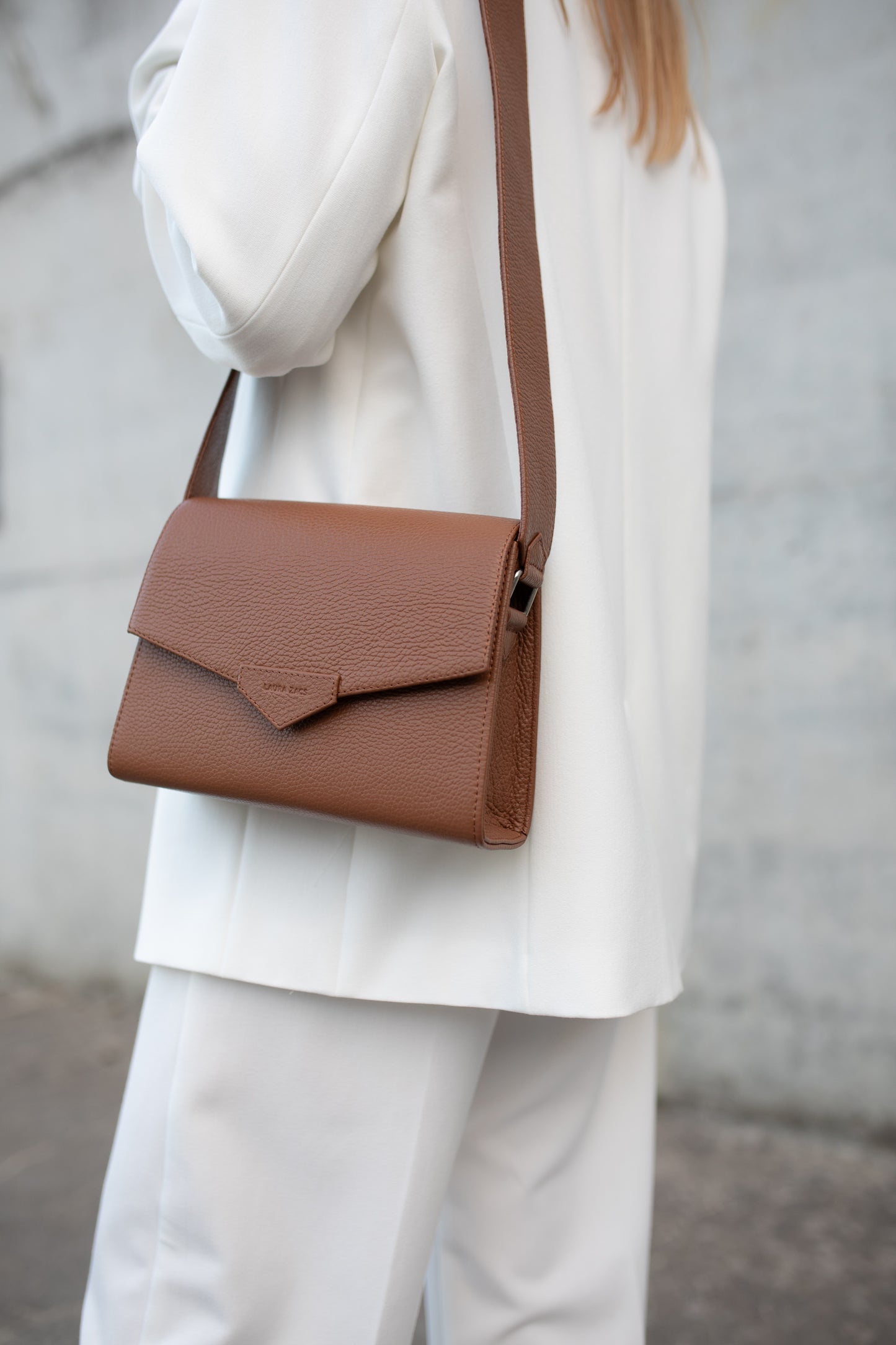 CROSS BODY BAG IN CARAMEL BROWN LEATHER