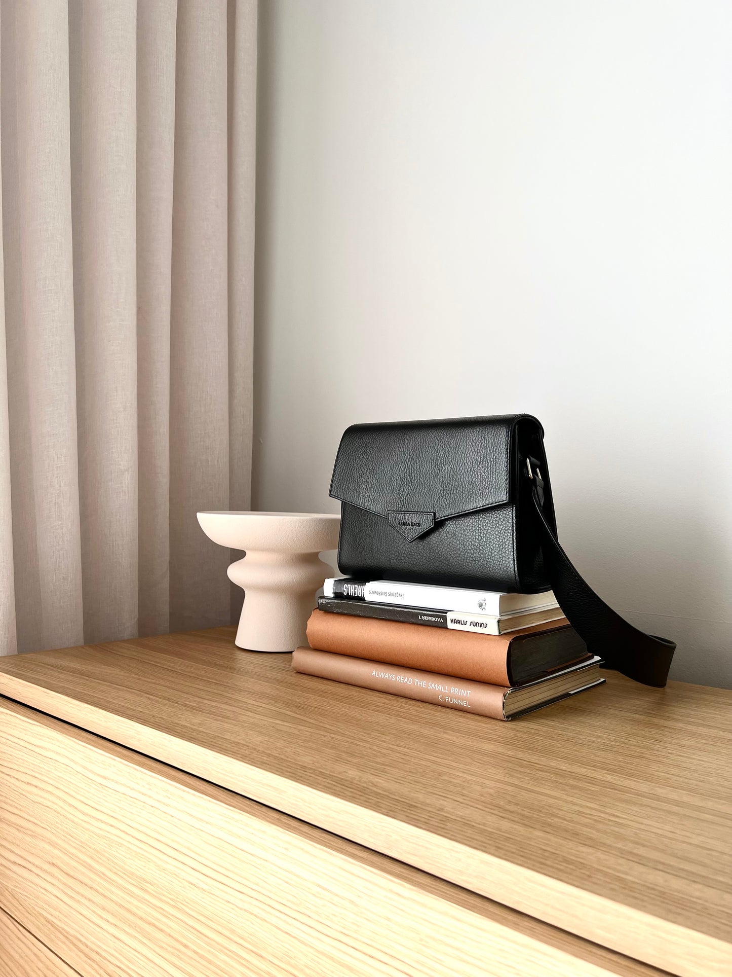 CROSS BODY BAG IN BLACK TEXTURED LEATHER