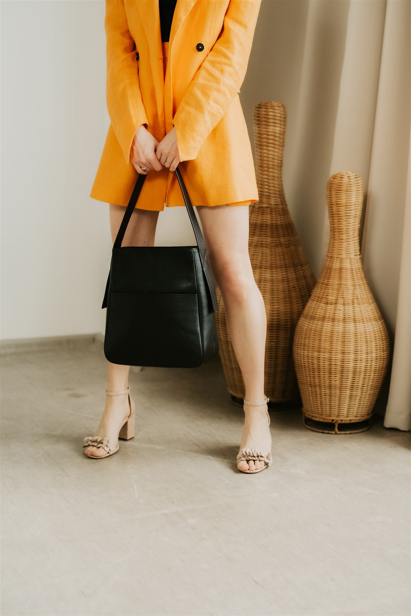GRAINED LEATHER SHOULDER BAG
