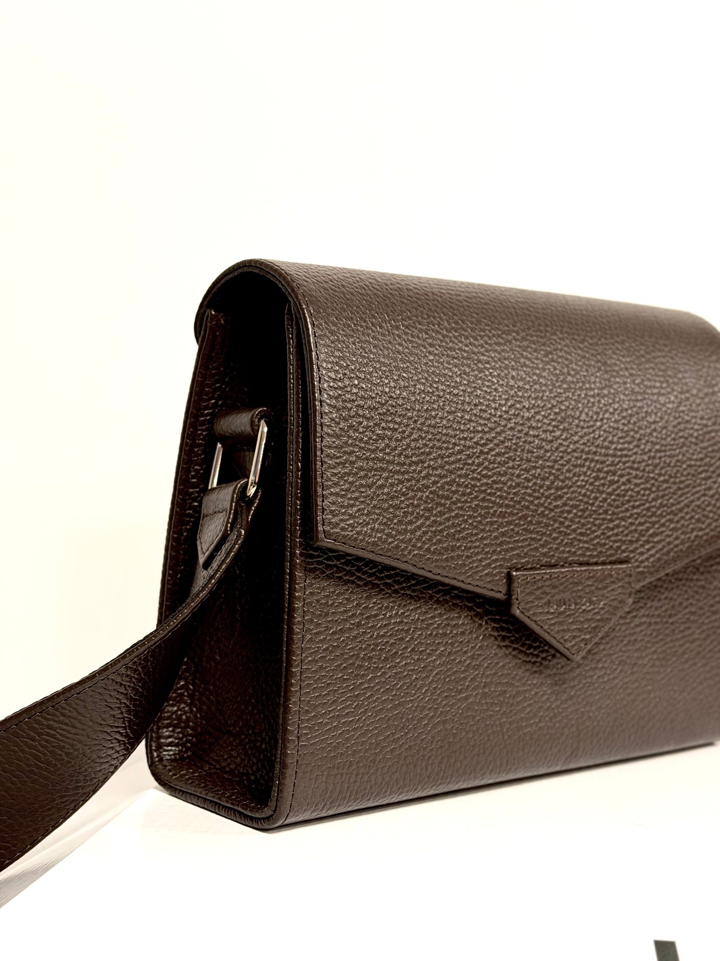 CROSS BODY BAG IN CHOCOLATE BROWN LEATHER