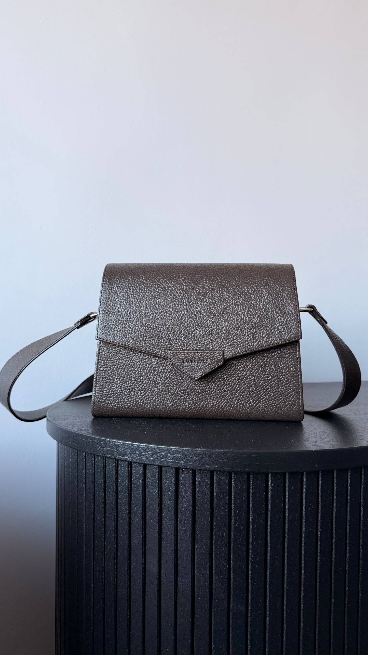 CROSS BODY BAG IN CHOCOLATE BROWN LEATHER