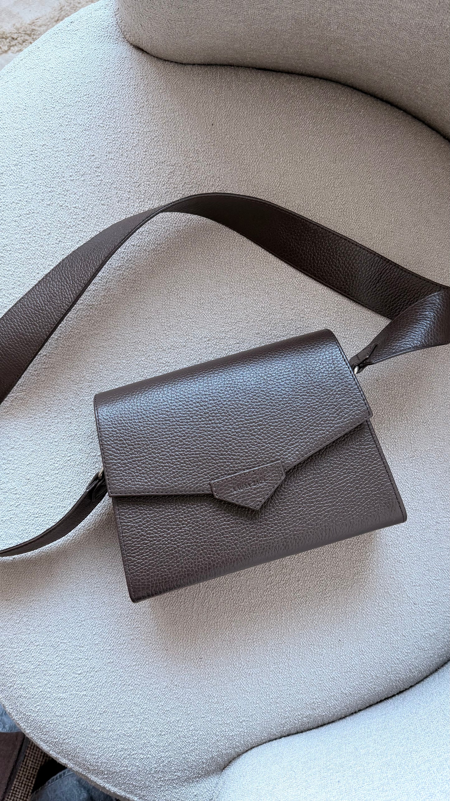 CROSS BODY BAG IN CHOCOLATE BROWN LEATHER