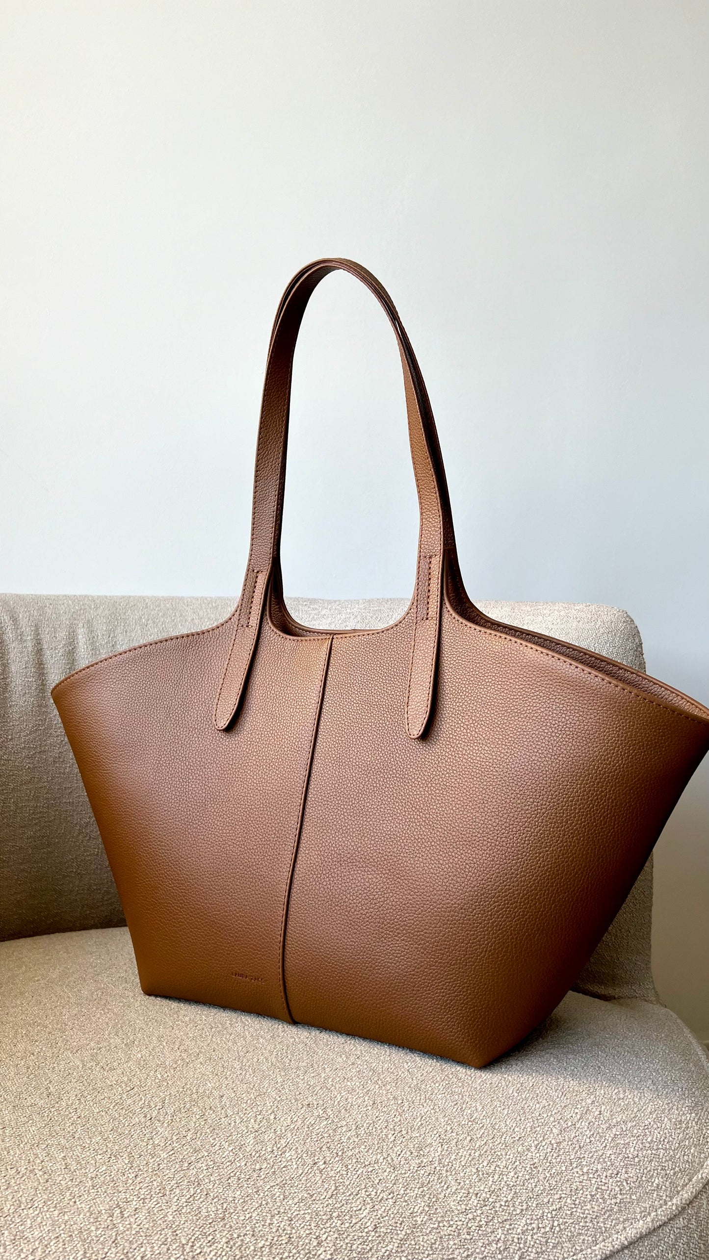 BROWN GRAINED LEATHER TOTE BAG