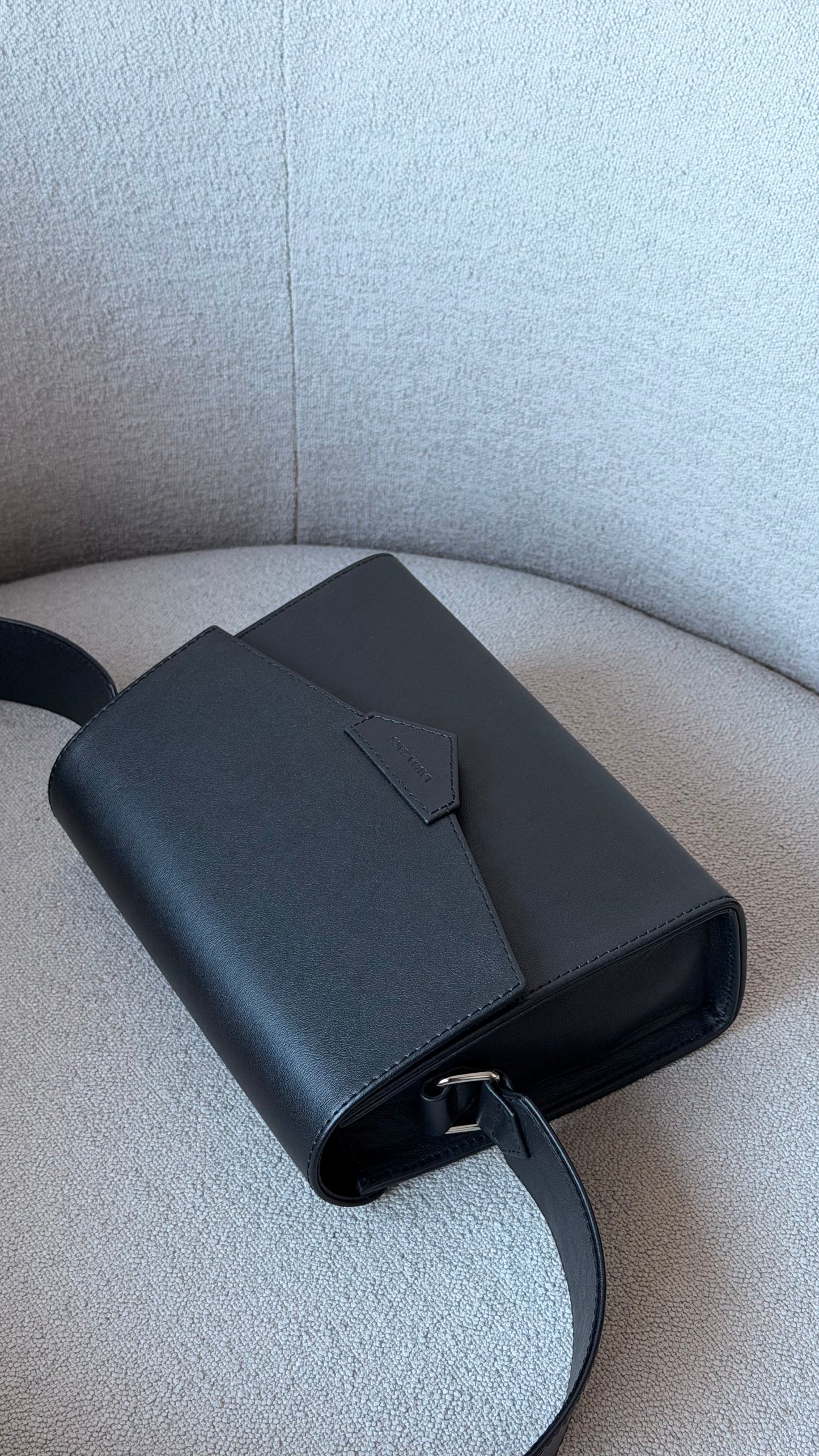 CROSS BODY BAG IN BLACK FINE GRAINED LEATHER