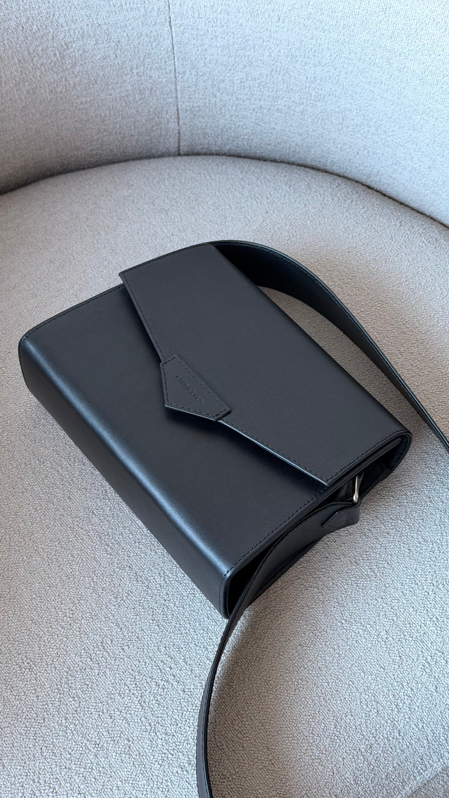 CROSS BODY BAG IN BLACK FINE GRAINED LEATHER