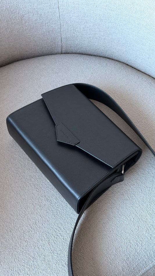 CROSS BODY BAG IN BLACK FINE GRAINED LEATHER