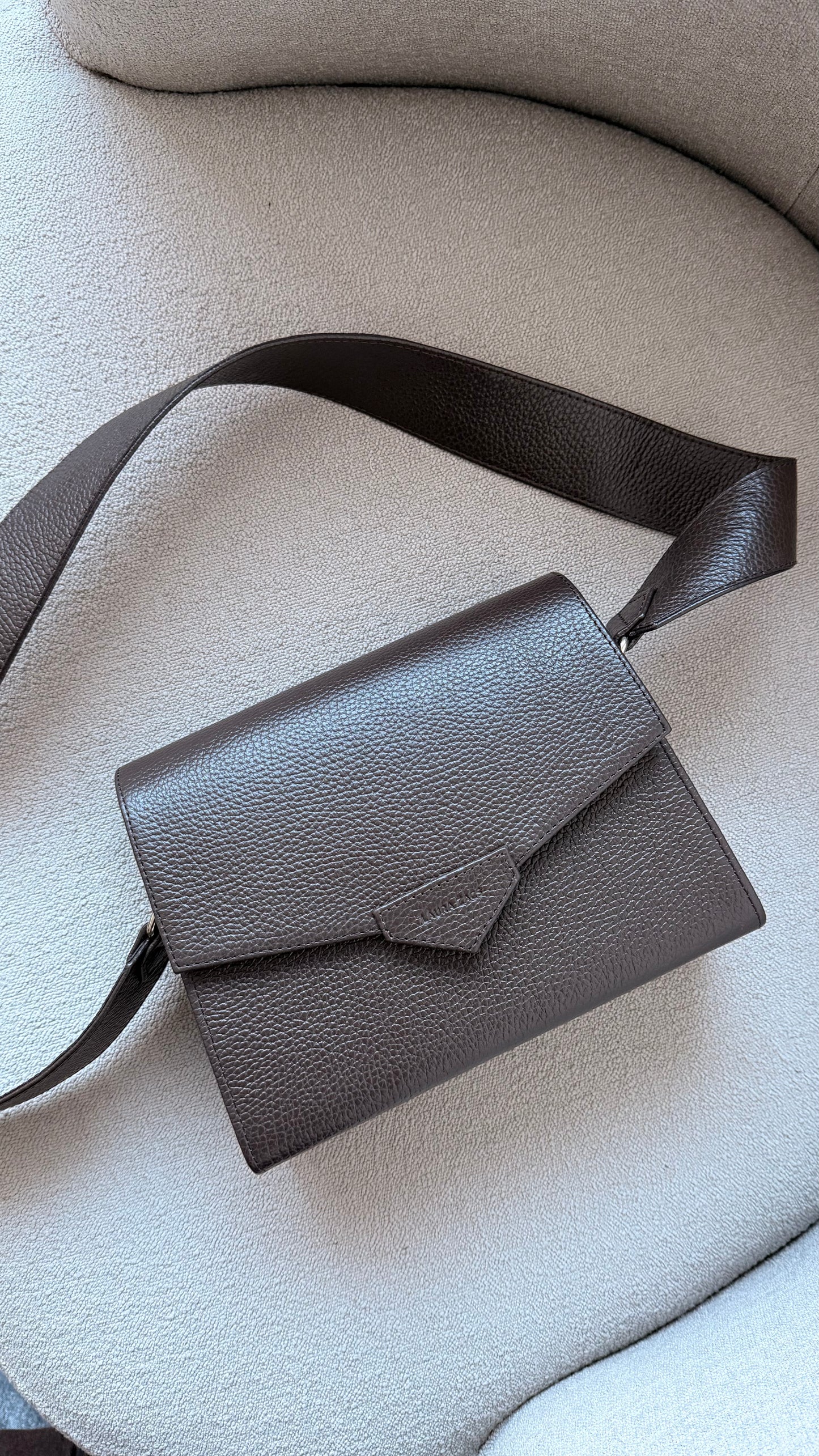 CROSS BODY BAG IN CHOCOLATE BROWN LEATHER