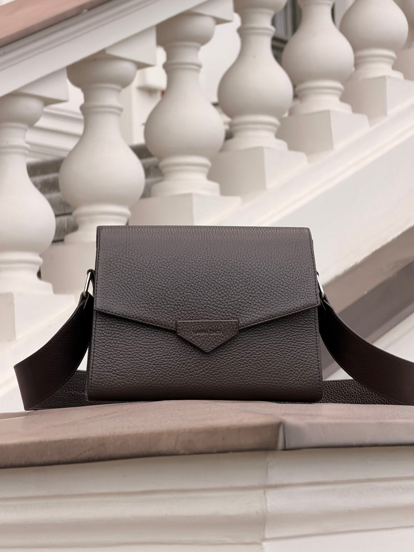 CROSS BODY BAG IN CHOCOLATE BROWN LEATHER
