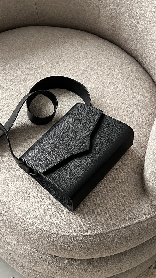 CROSS BODY BAG IN BLACK TEXTURED LEATHER