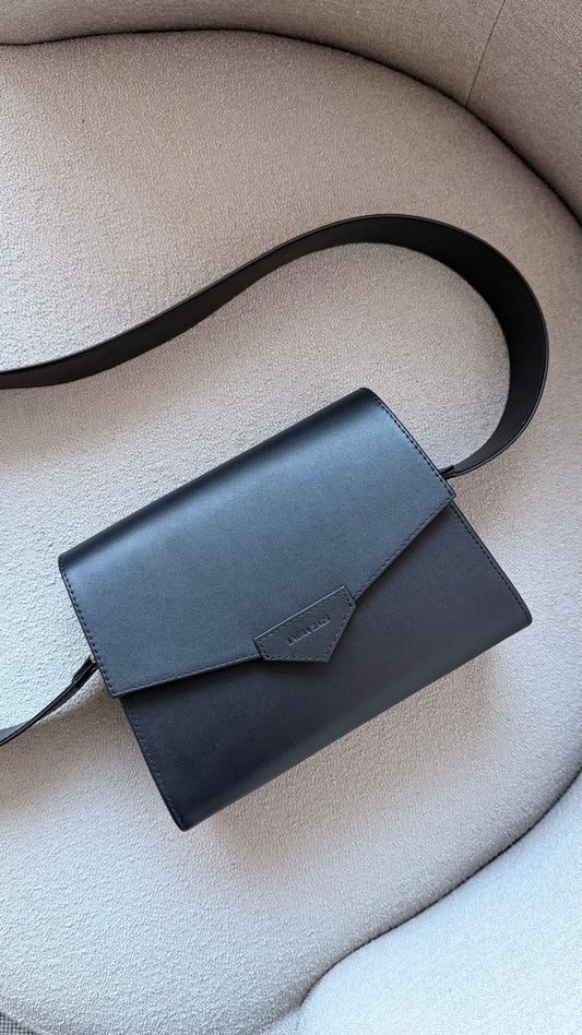 CROSS BODY BAG IN BLACK FINE GRAINED LEATHER