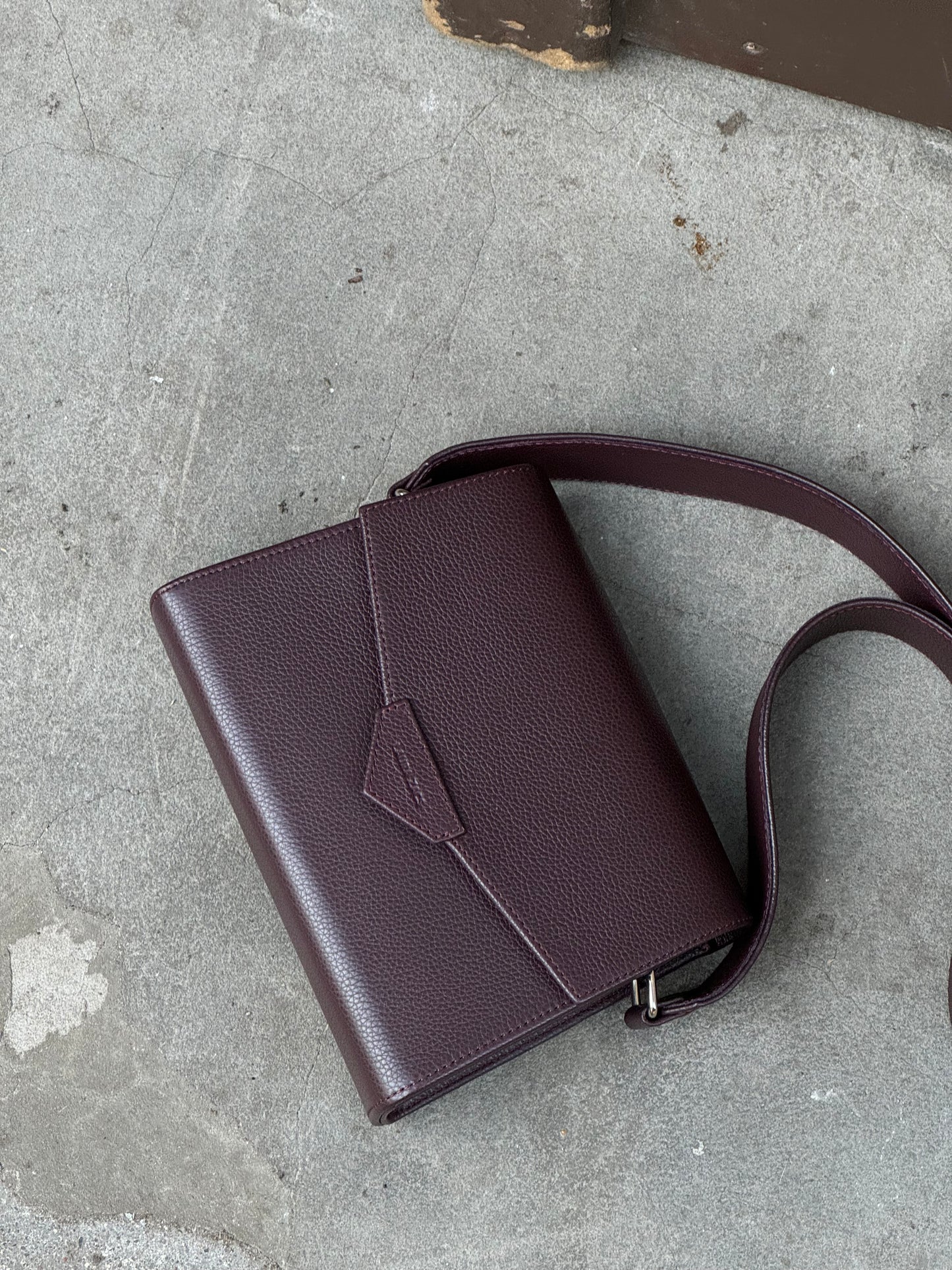 CROSS BODY BAG IN BURGUNDY TEXTURED LEATHER