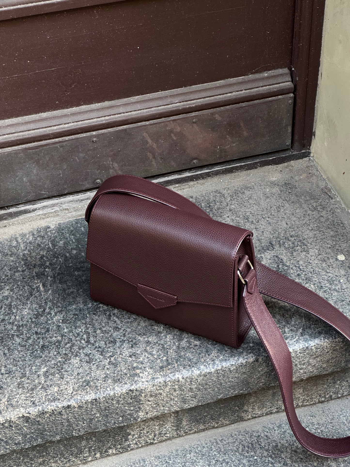 CROSS BODY BAG IN BURGUNDY TEXTURED LEATHER