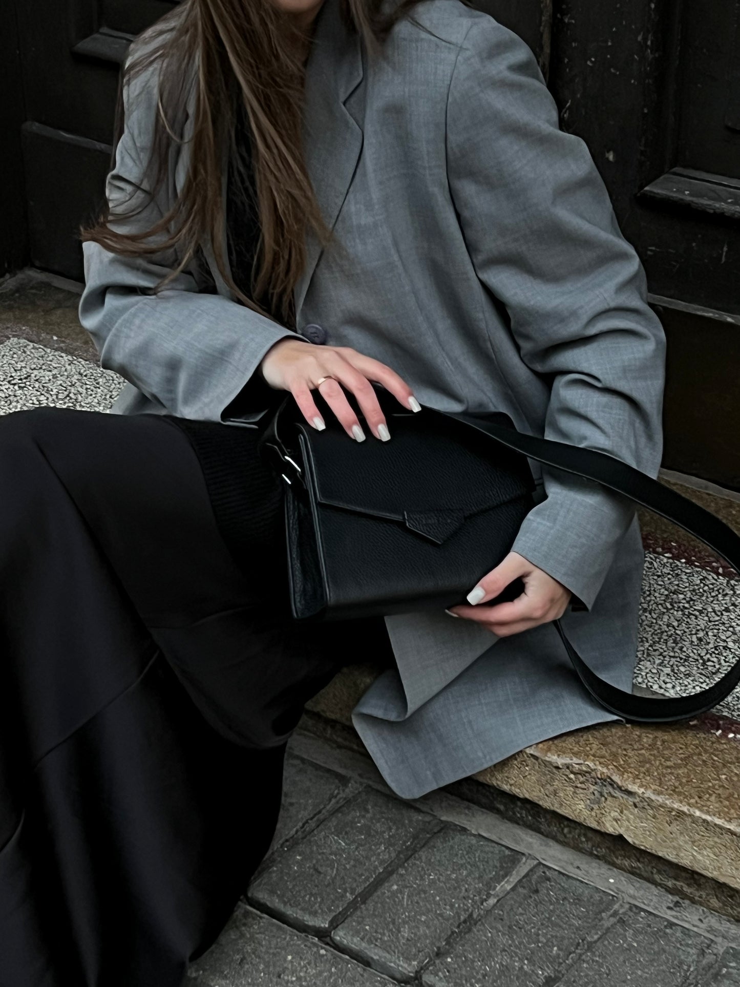 CROSS BODY BAG IN BLACK TEXTURED LEATHER