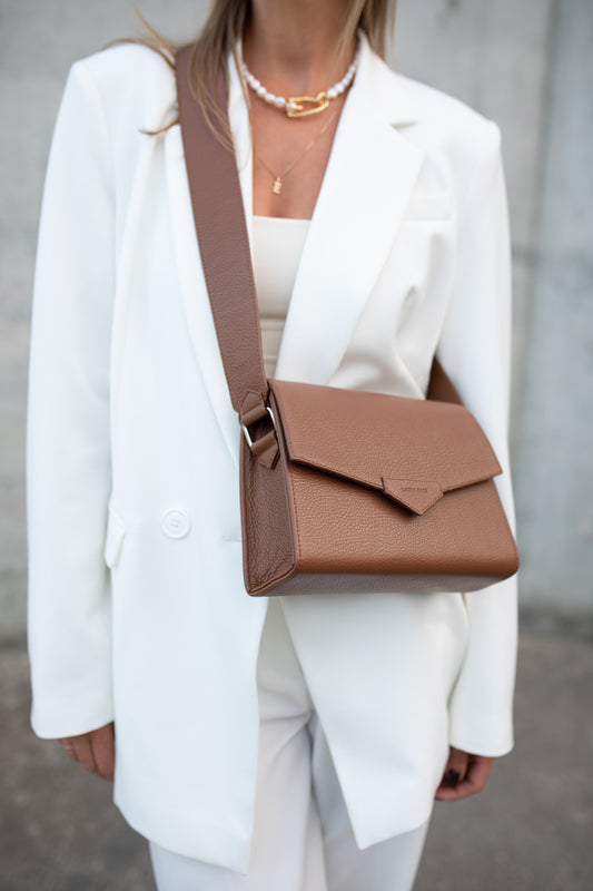 CROSS BODY BAG IN CARAMEL BROWN LEATHER